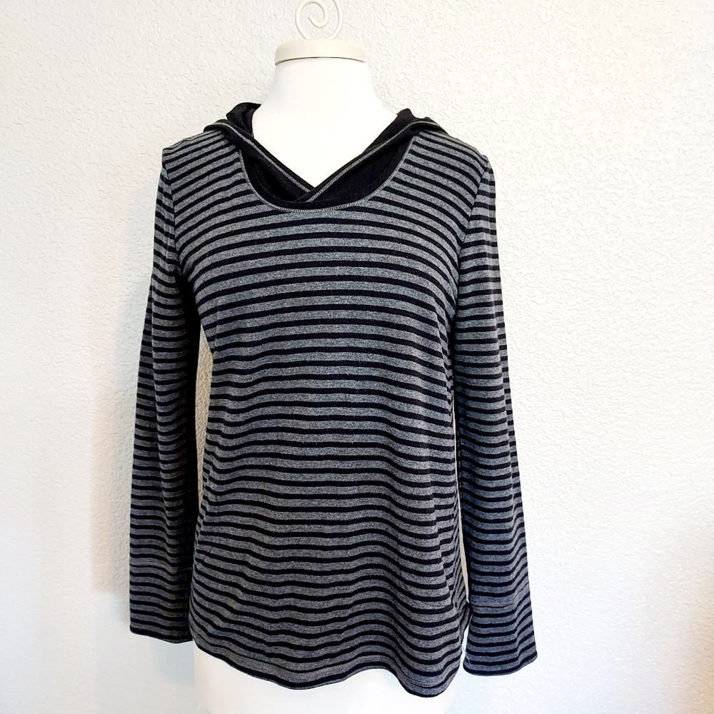⭐️5/$20 Anne Klein 2 Black & Gray Striped Top w/Hood Size Small